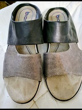 Vionic Two-Tone Black and Gray Slide Sandals